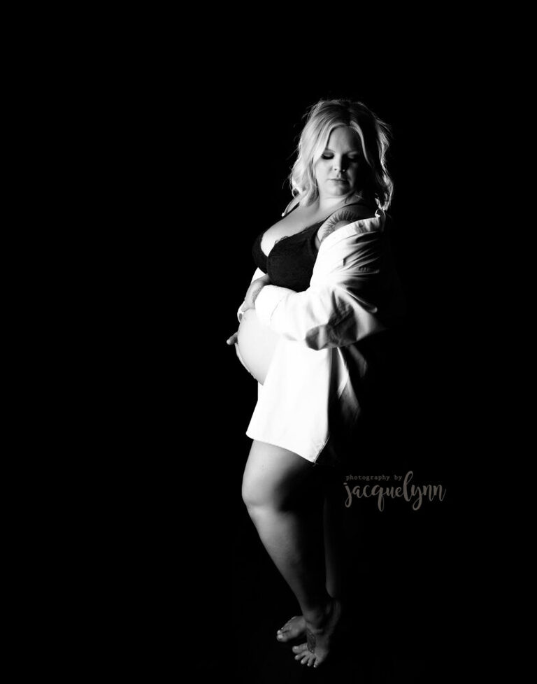 black and white Tucson indoor maternity boudoir photos